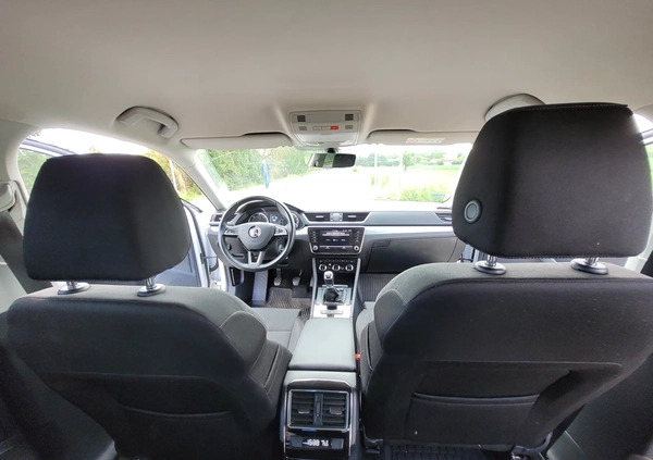 Skoda Superb cena 64900 przebieg: 211880, rok produkcji 2018 z Szczecin małe 301